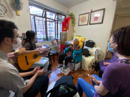 Vicky’s mother in a service session with workers and volunteers